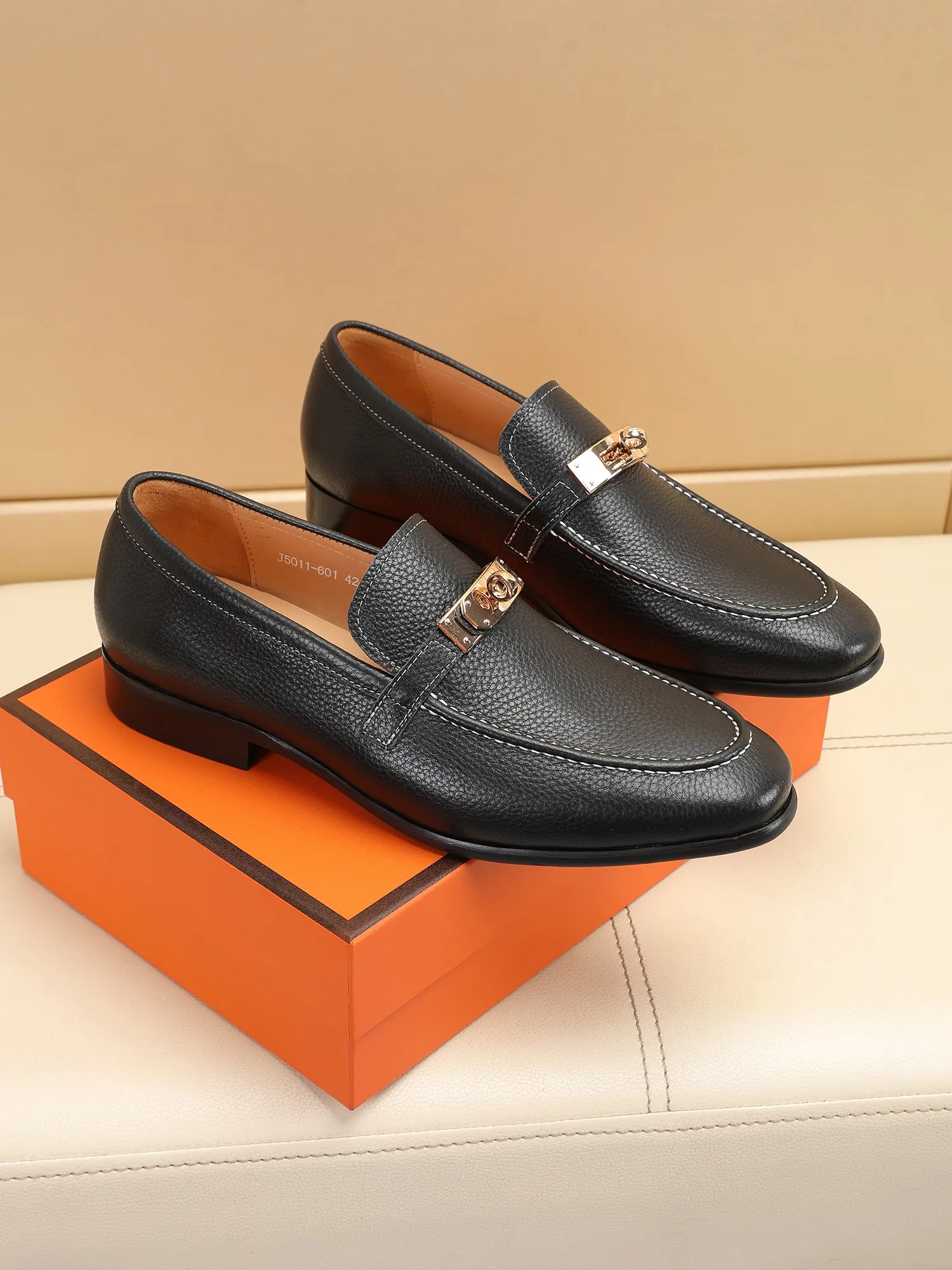 Factory price 440💶[HERMES] (cowhide lining)🍀Italian top luxury🍀He does not pursue novel styles and gorgeous colors, but attracts the favor of successful men with his flawless, elegant and classic style! This very, very comfortable, simple and stable style makes it easy to match any style! The pattern is absolutely 1:1 refined from the original case, and we strive for excellence in materials, imported cowhide + cowhide lining💪💪💪extraordinary texture👍! .Code number: 39 to 44 (38.4546 customized)